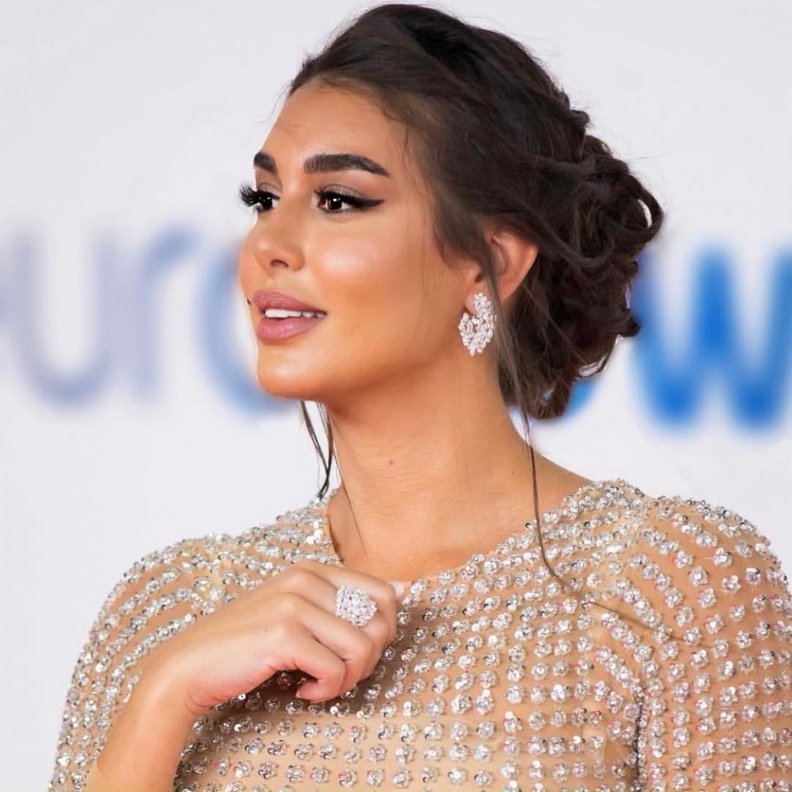 تسريحات شعر انيقة للعروس بموديل الكعكة بوحي من ياسمين صبري