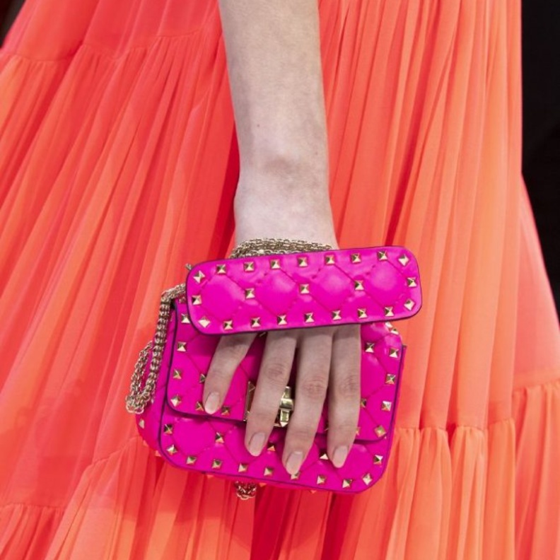 افكار لتنسيق الحقائب الملونة بدرجات صارخة باللون الفوشيا مع التصاميم المرجانية في صيف 2020 من Valentino