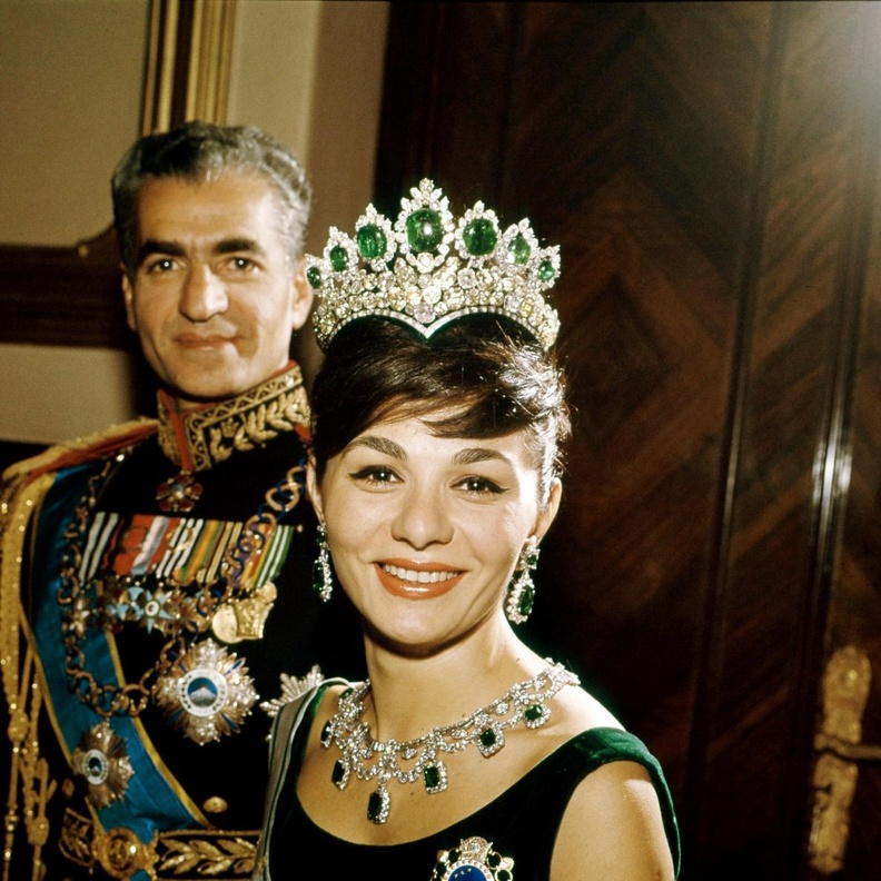 الامبراطورة فرح ديبا متألقة بتاج The Seven Emerald Tiara