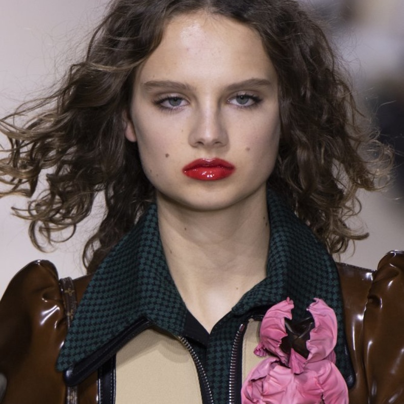 تسريحة مجعدة بأسلوب Louis Vuitton