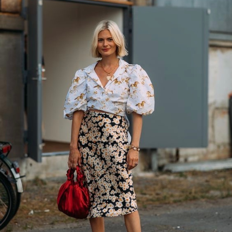  تنسيقات مواكبة للموضة في التنورة المعرقة