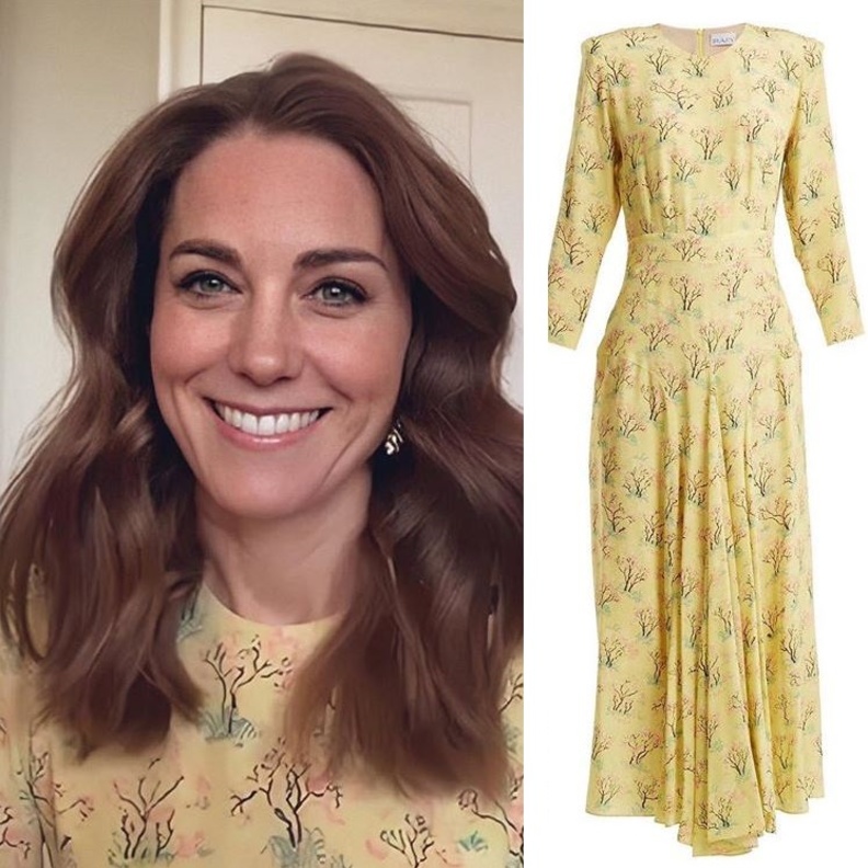 تميّز الفستان بلونه الأصفر الباستيل مع رسمات الأشجار