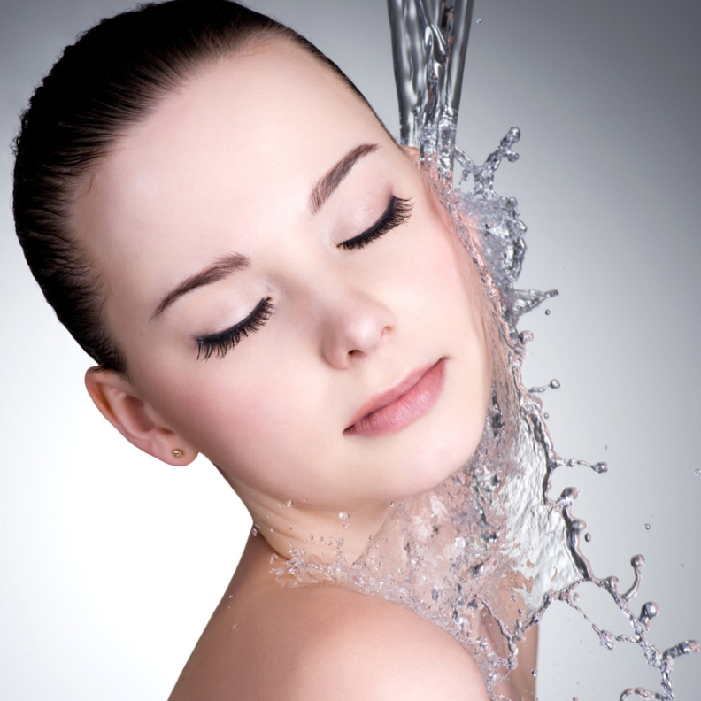 استخدام الماء الفاتر ثم البارد للعناية بالبشرة والشعر في فصل الصيف