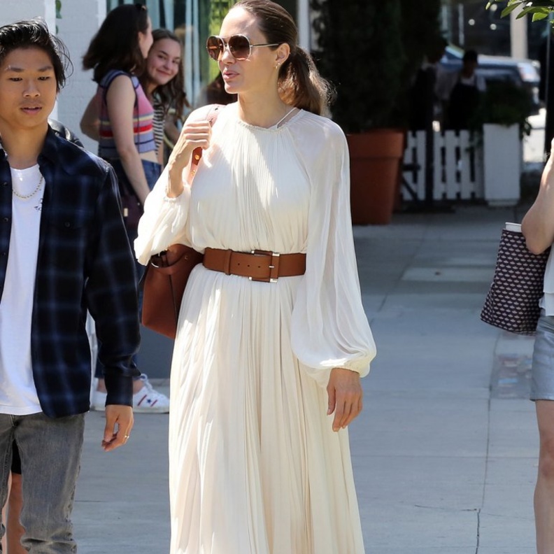  موديلات فساتين واسعة وبيضاء لرمضان 2020 من اطلالات أنجلينا جولي