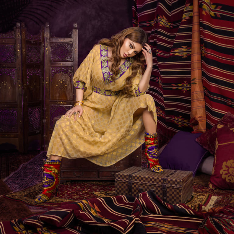  تألقت هيفا بقفطان من تصميم أورور عز الدين تميّز بنقشة الورود باللون الذهبي