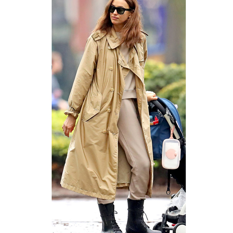 الجميلة IRINA SHAYK بتصاميم كاجوال باللون البيج الفاتح مع المعطف الطويل والفضفاض