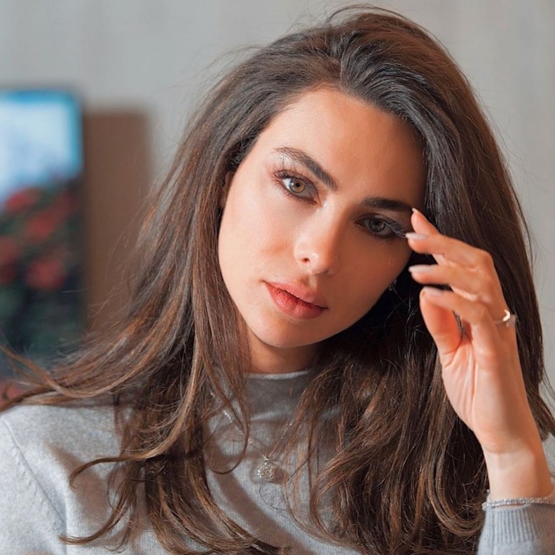 تسريحات شعر مالسة وبسيطة مستوحاة من اطلالات ستيفاني صليبا بطلة مسلسل الساحر