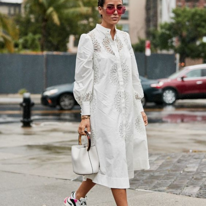 اطلالات صيفية تجمع بين الأناقة والعصرية في الفساتين مع الأحذية الرياضية