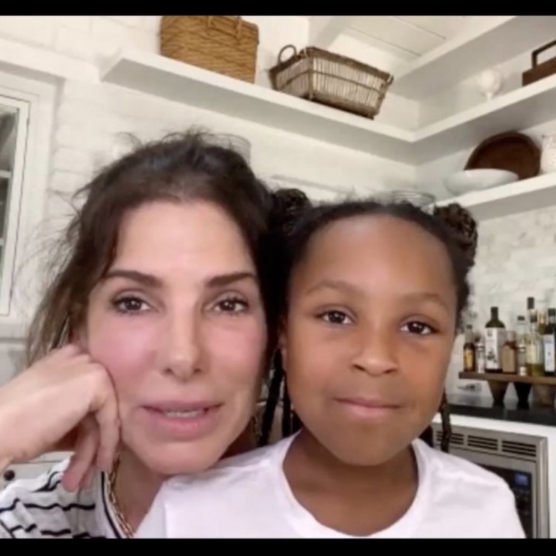 ساندرا بولوك تظهر خلال الحجر الصحي مع ابنتها لايا