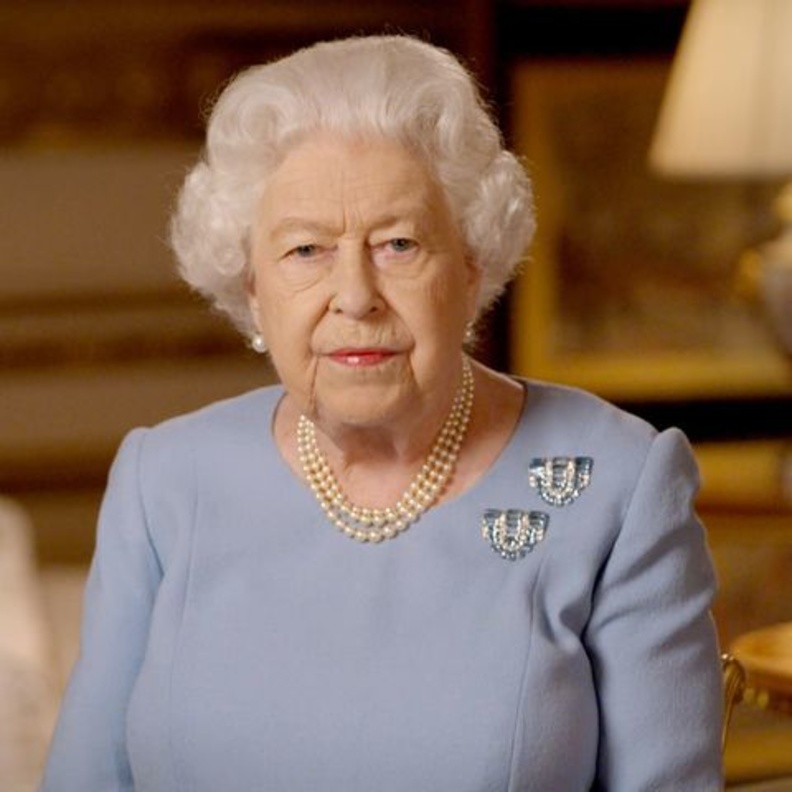 قصة بروش الأكوامارين الذي ارتدته الملكة إليزابيث في خطاب يوم النصر