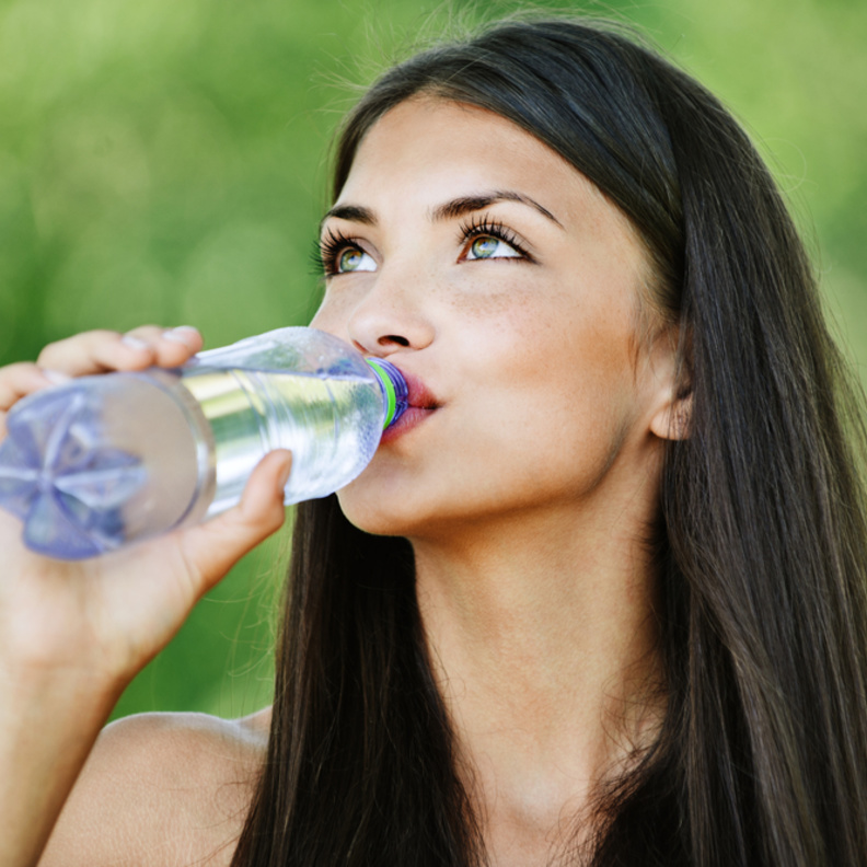 الإفراط بشرب الماء عند الافطار يزيد الوزن