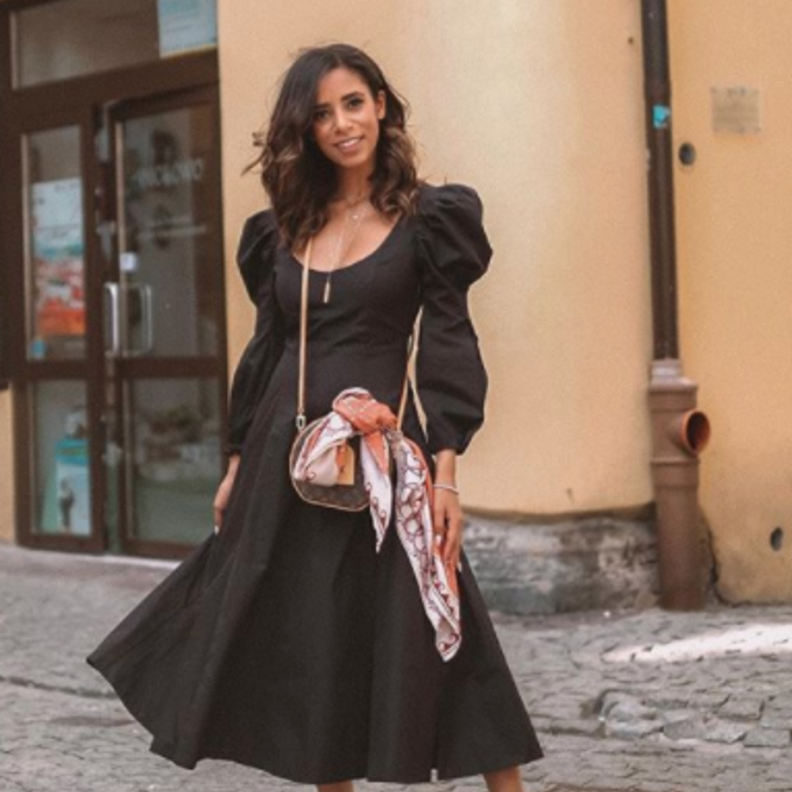 اطلالة ناعمة في فستان أسود نسقتها ناديا حسن