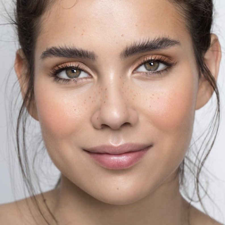 احصلي على حواجب سميكة خلال الحجر المنزلي باستخدام البصل