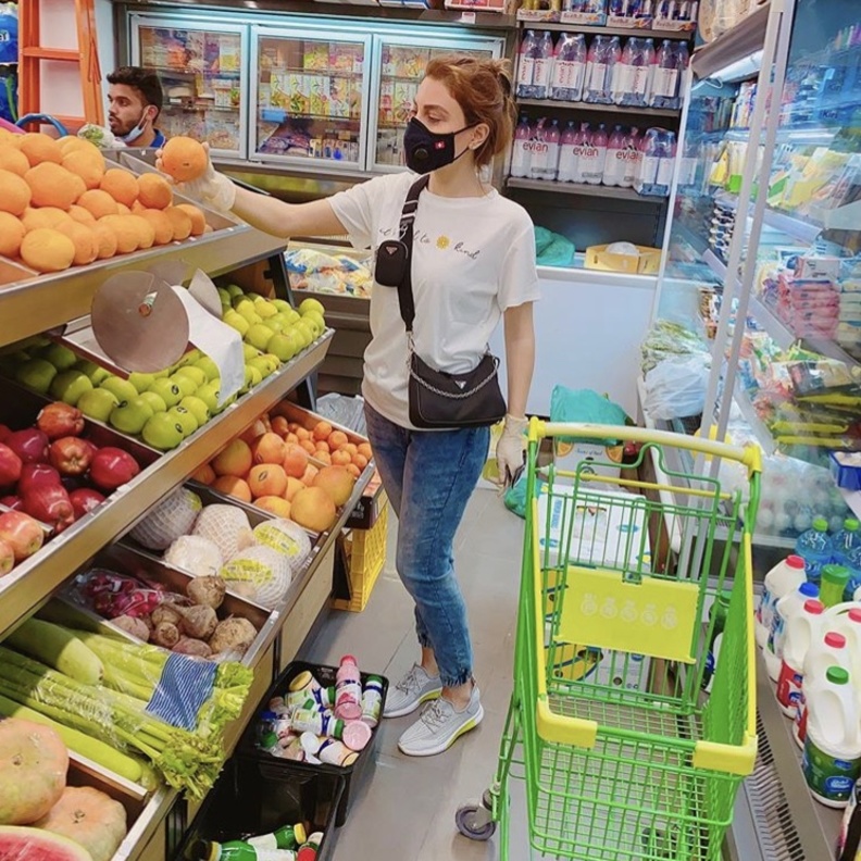 يارا ترتدي كمامة سوداء