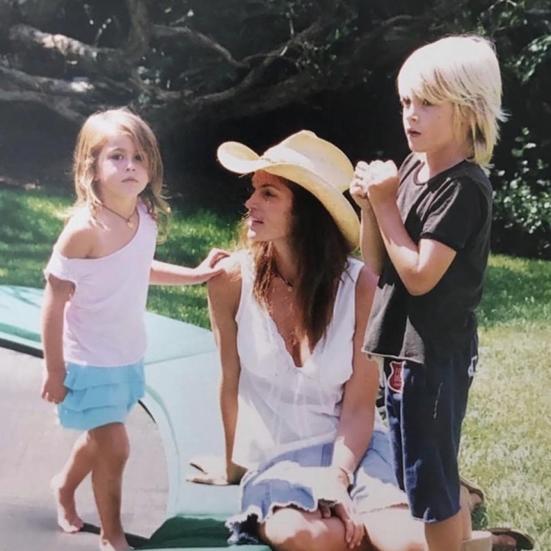 سيندي كروفورد بصورة لطيفة من الأرشيف مع ابنتها كايا وابنها بريسلي بمناسبة يوم الأم