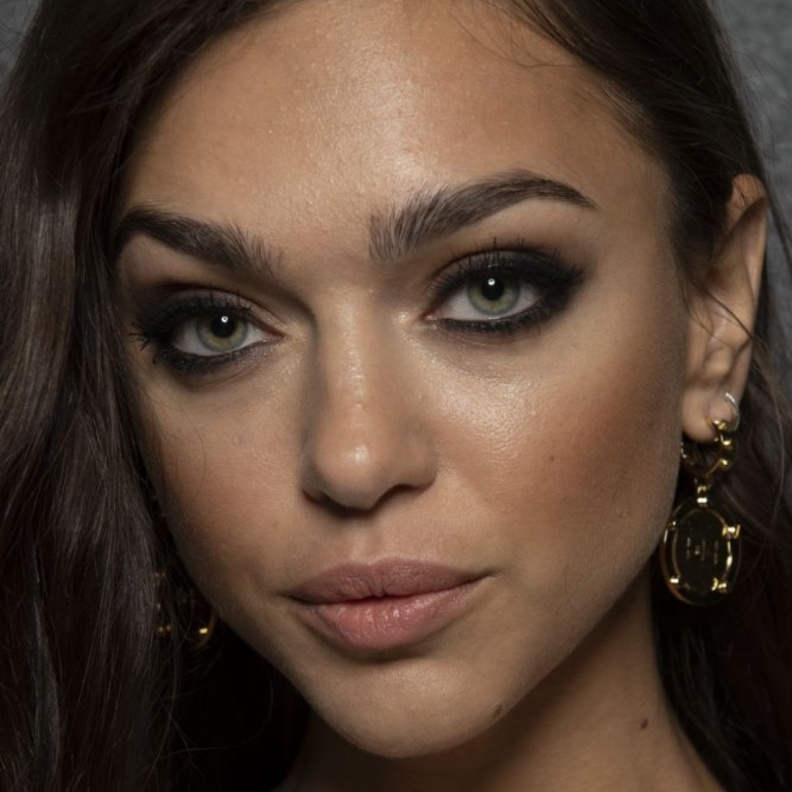 طريقة عمل مكياج عيون أسود شرقي ومات من دار Elisabetta Franchi