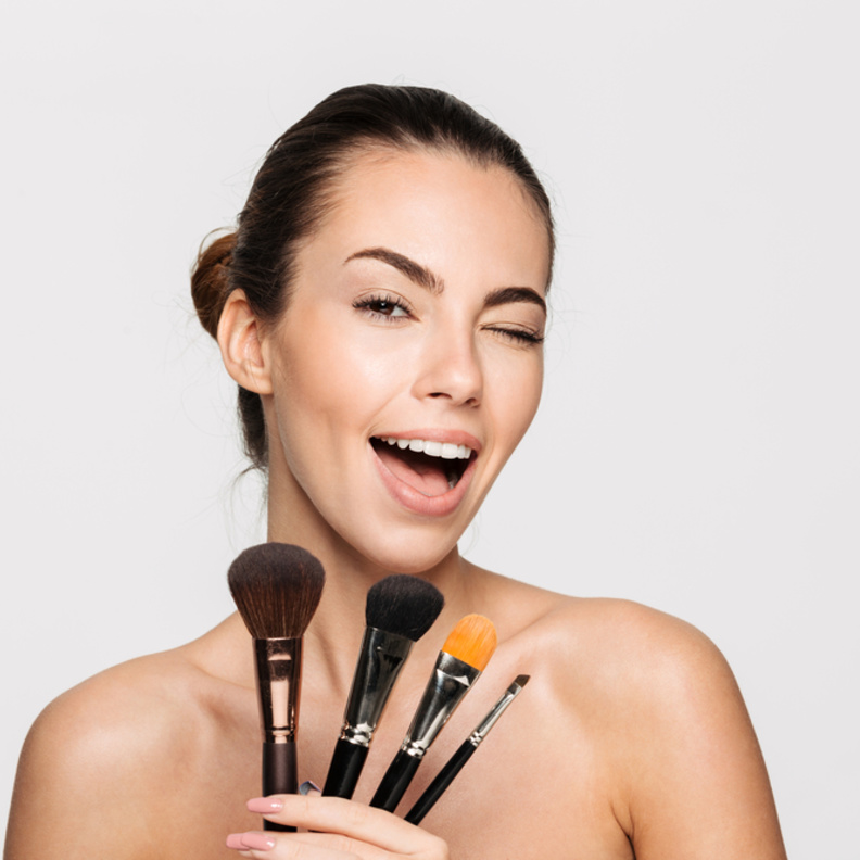 كيفية تنظيف فراشي المكياج خلال الحجر الصحي