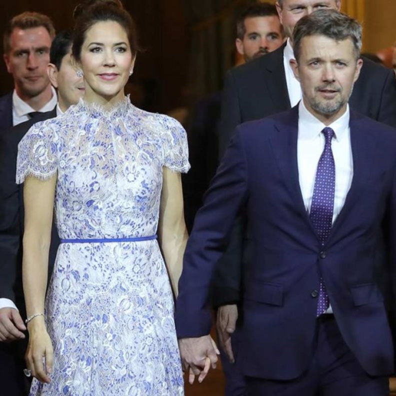 الأمير فريدريك وزوجته ينشران صورة طريفة لهما من غرفة المعيشة في منزلهما