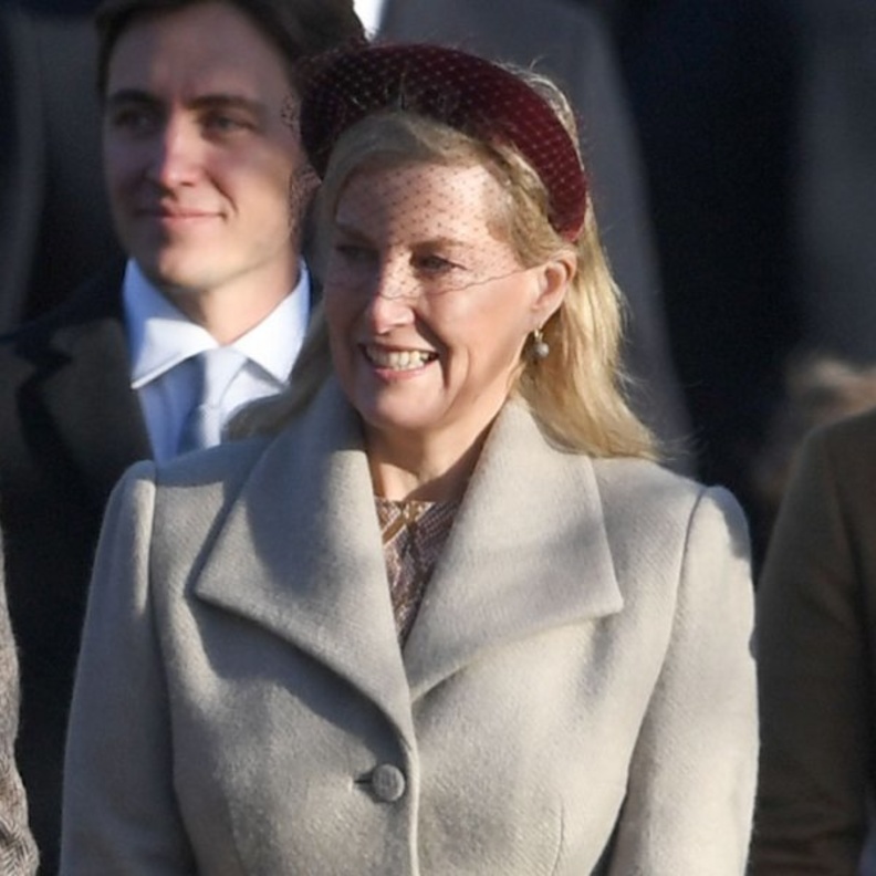 صوفي كونتيسة وسكس تكشف عن سر الإطلالات الملونة للملكة