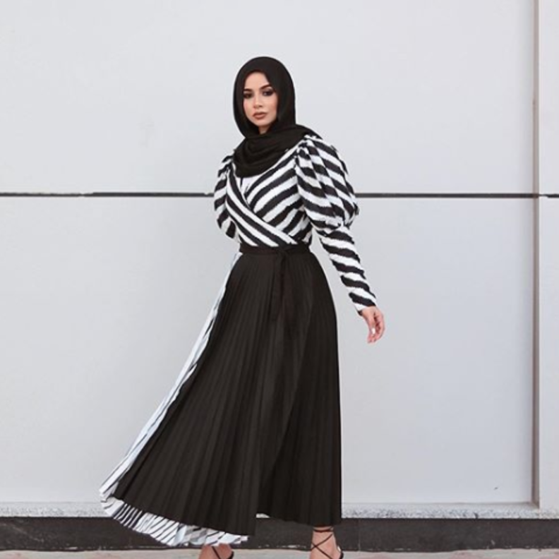 سهى في تنورة بليسه باللون الأسود