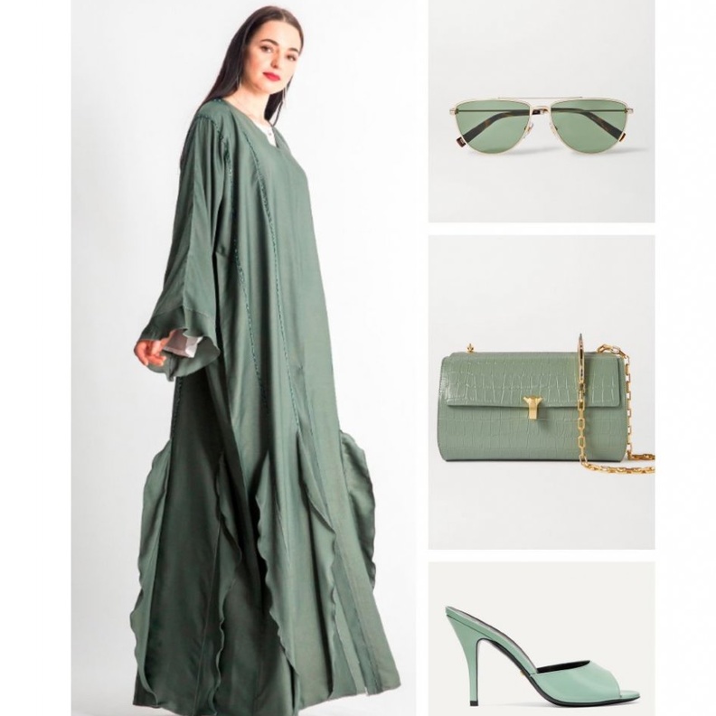 اطلالة راقية بلمسات عصرية بالاكسسوارات بعباية زرقاء من عفة الدباغ