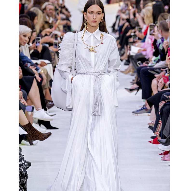 موديلات فساتين واسعة وبيضاء في رمضان 2020 من Valentino