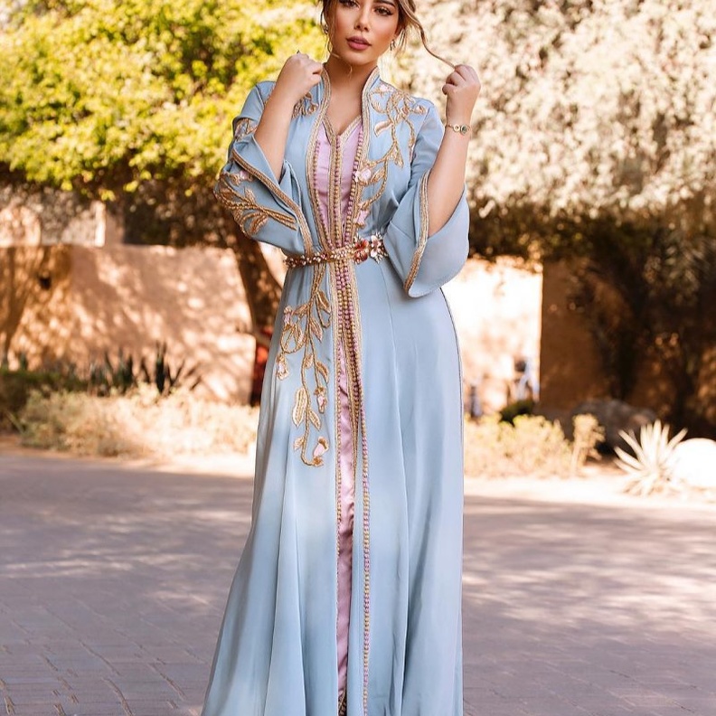  موديلات قفاطين مغربية ومطرزة باللون الذهبي بوحي من يسرا سعوف