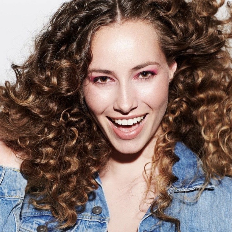 خلطات طبيعية للعناية بالشعر الكيرلي وترطيبه في فصل الصيف