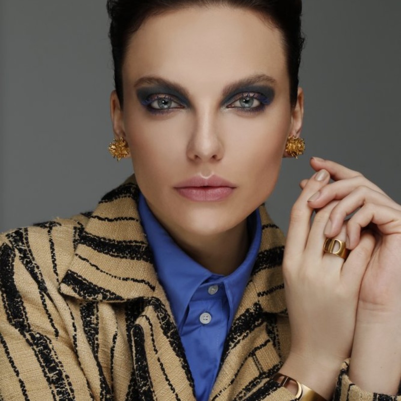 إطلالات جمالية جمعت بين مرح الصيف وجاذبيته في جلسة تصويرية خاصة بـ "هي" وDior