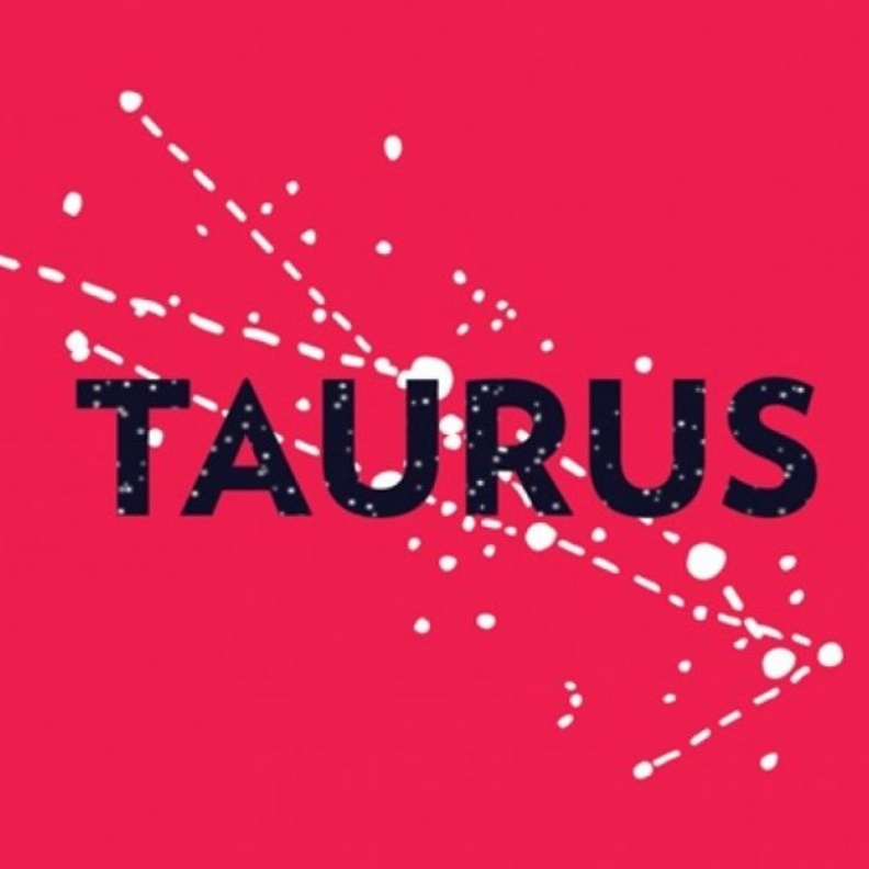 يجاملكِ بلطف ويثني على إطلالتك ومظهرك وجمالك