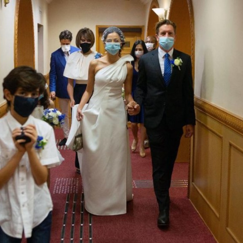 حفل زفاف في ظل جائحة كورونا ، عقد قران العروسين بحضور 8 اشخاص