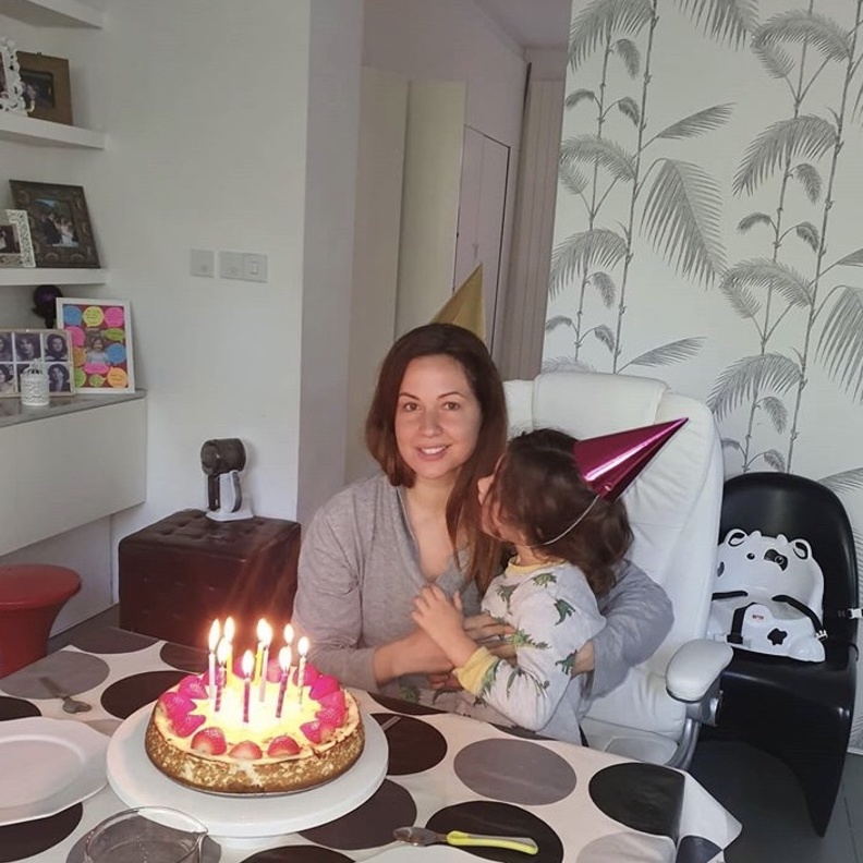 صورة معبرة من احتفال ريا أبي راشد بعيد ميلادها في منزلها 