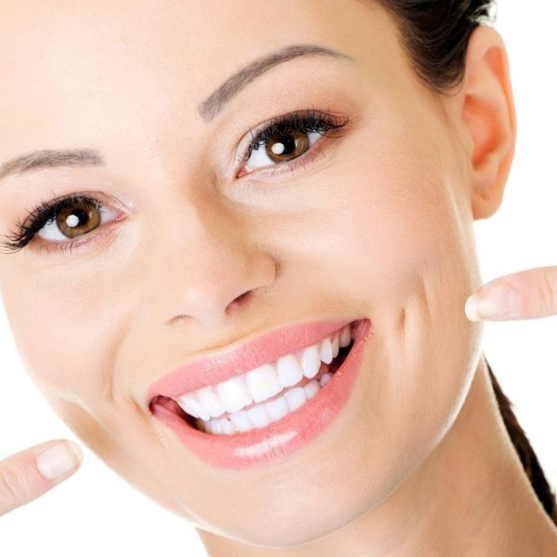 احصلي على ابتسامة رائعة بعد تبييض أسنانك بالليزر