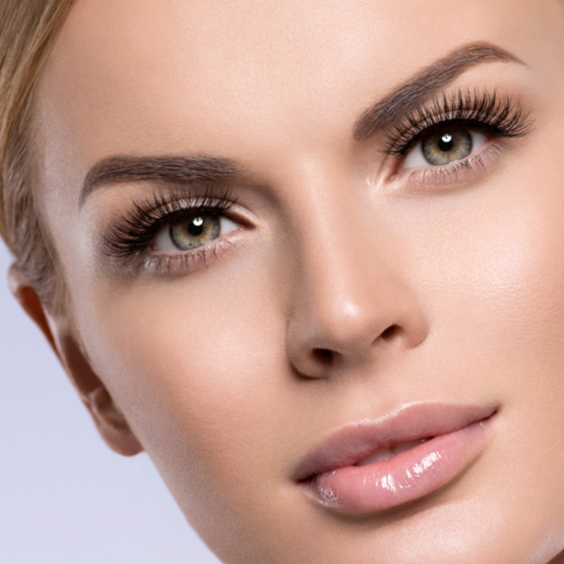 زيت الخروع يعمل على تطويل الرموش وتكثيفها