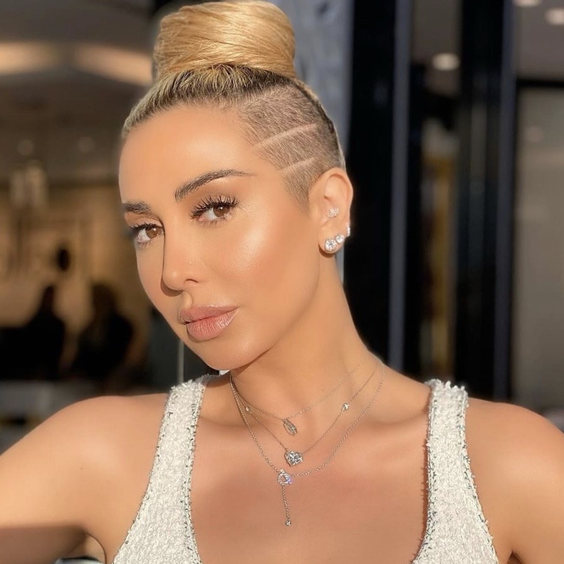 اعتمدي تسريحة الكعكة مع الجانب المحلوق من الرأس