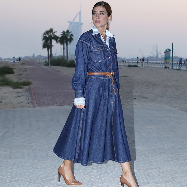  تنسيقات تجمع بين الأناقة والعصرية في فساتين الجينز