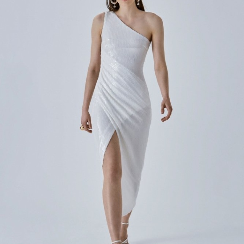  فساتين زفاف بكتف واحد لعروسة عيد الفطر من مجموعة Galvan لصيف 2021