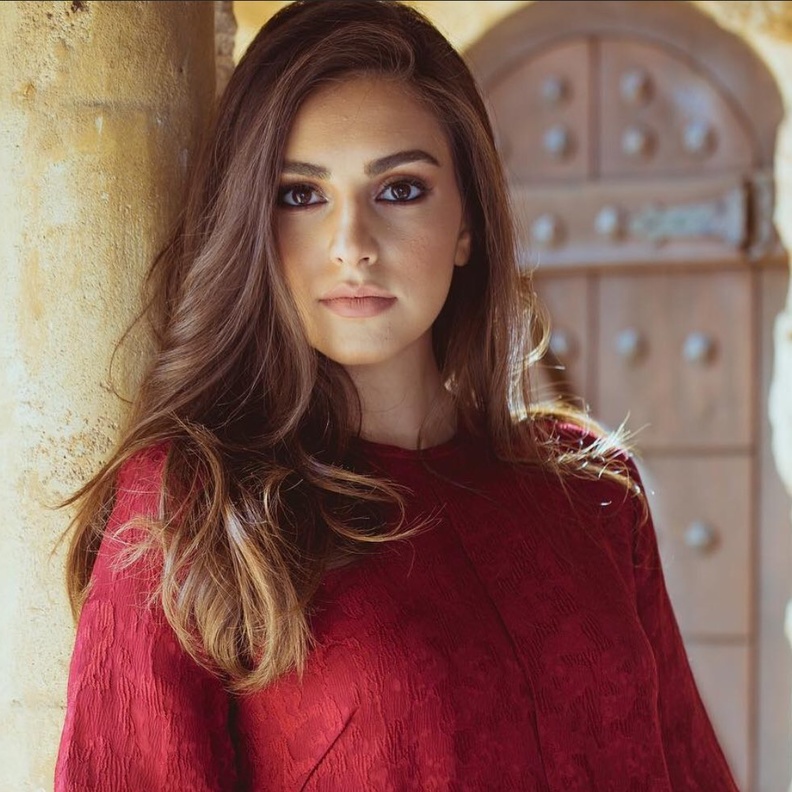  مكياج طبيعي وبرونزي بأسلوب فاليري أبو شقرا