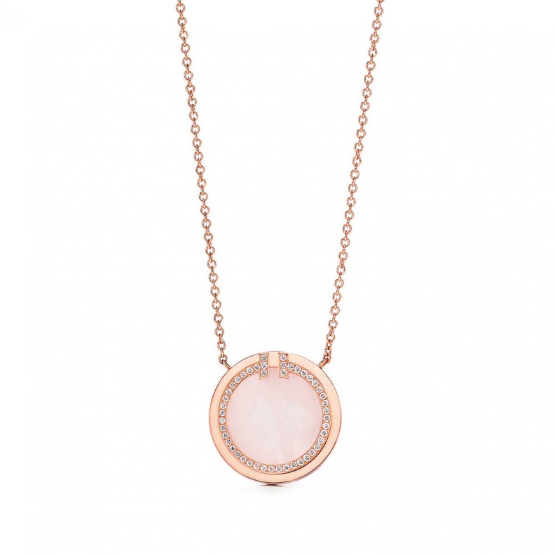 قلادة دائرية من مجموعة Tiffany T مصنوعة من الأوبال الوردي ومزينة بالألماس من Tiffany & Co