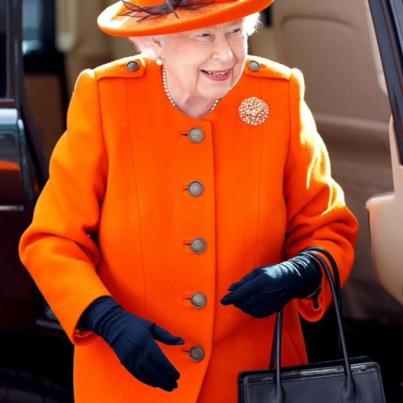 ما هي الرسائل الخفية التي ترسلها الملكة إليزابيث الثانية عبر حقيبة يدها؟