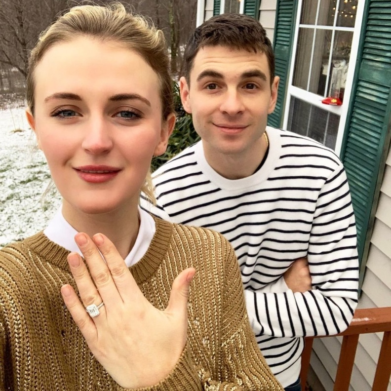 كارلي كاتالانا تستعرض خاتم الخطوبة