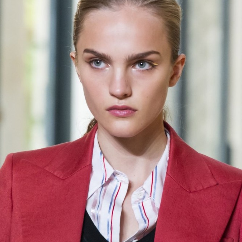 احدث الوان احمر الشفاه بدرجات الزهري لعيد الفطر من Altuzarra