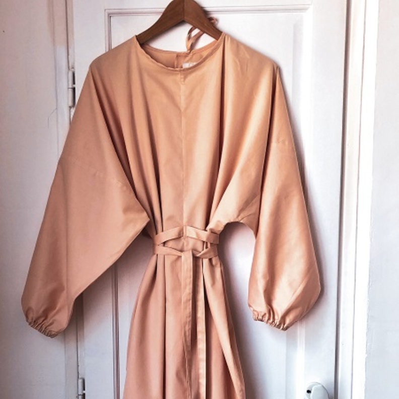 Chloé تقوم بإنتاج وتزويد الأثواب الطبية إلى مستشفيات باريس