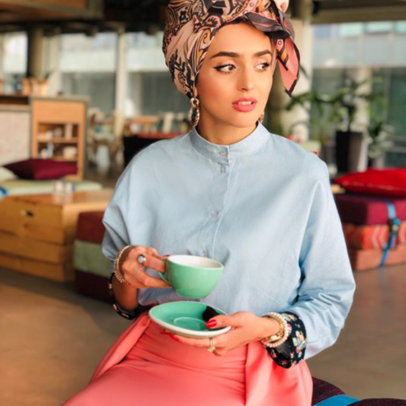 غادة عثمان بأسلوب أنيق بالقميص الأزرق مع التنورة باللون الزهري والتوربان الملون