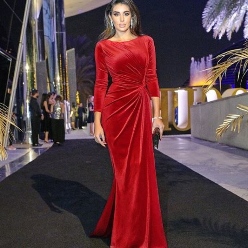 فستان أحمر يحدد خصرها من تصميم انطوان القارح