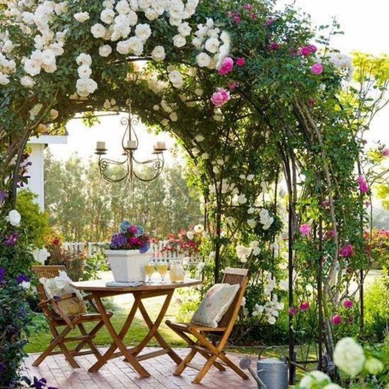 الاقواس المزينة بالورود لديكور حفلات الزفاف
