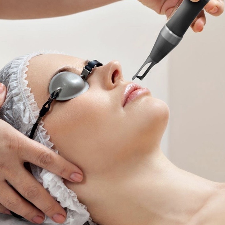  الاحمرار وتهيج الجلد يعد من أهم مخاطر عملية إزالة الشعر بالليزر