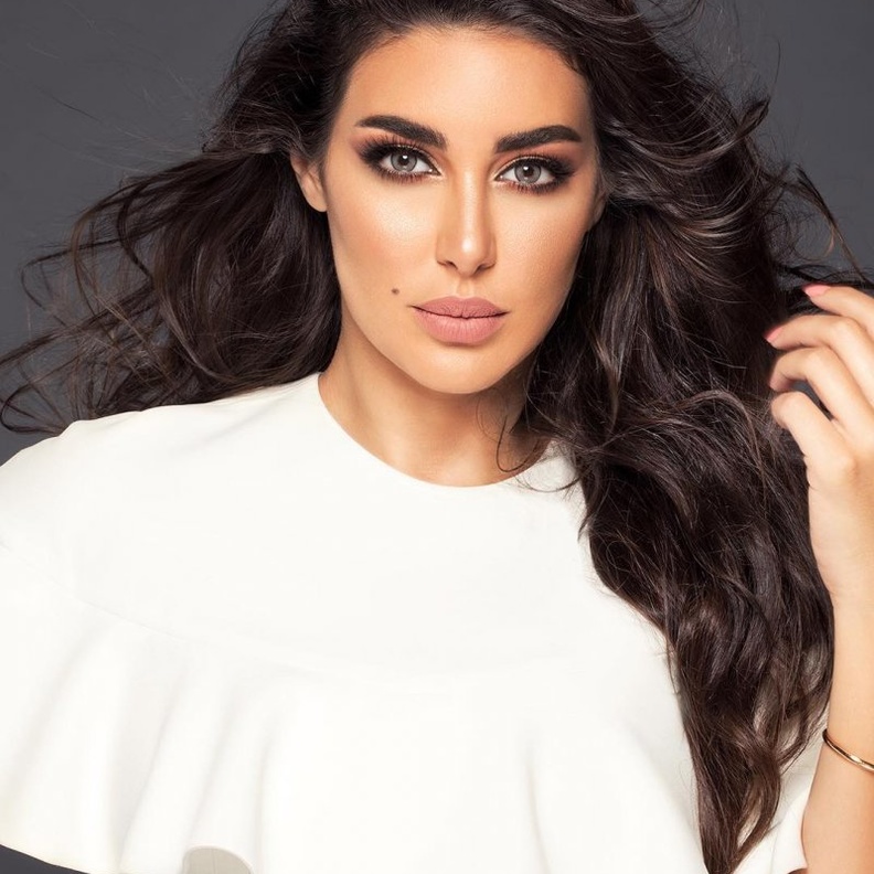  استوحي تسريحات شعر طويل وويفي لاطلالات الفطر 2020 من وحي ياسمين صبري