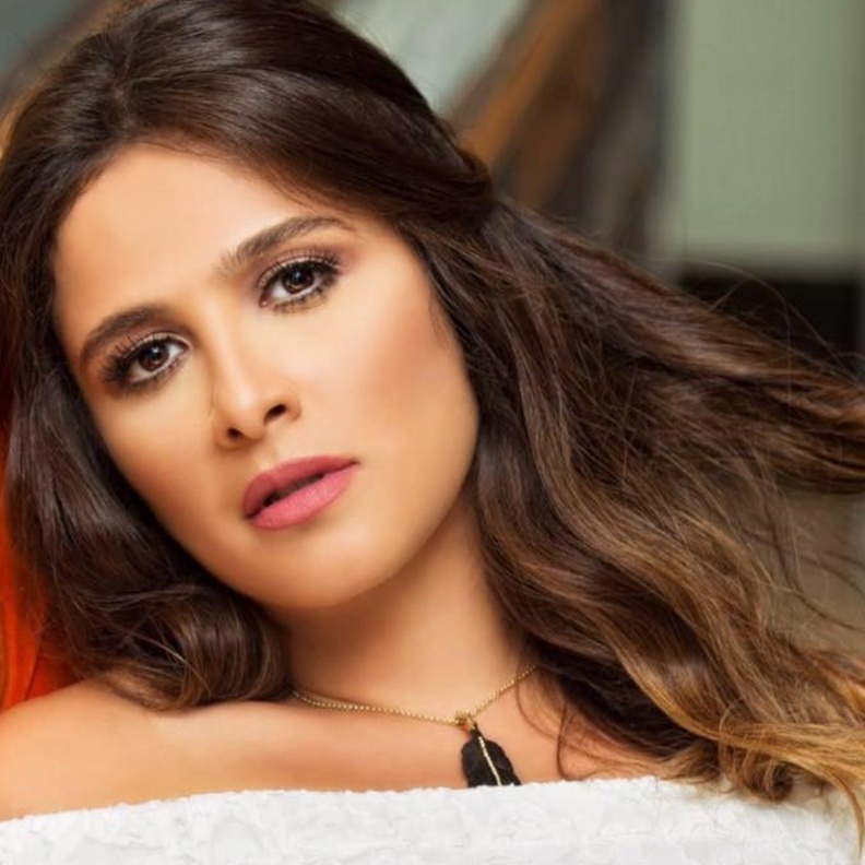 مكياج ناعم بالألوان الترابية مستوحى من ياسمين عبد العزيز