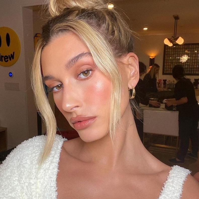 تسريحة الكعكة لصيف حار من أحدث تسريحات 2020